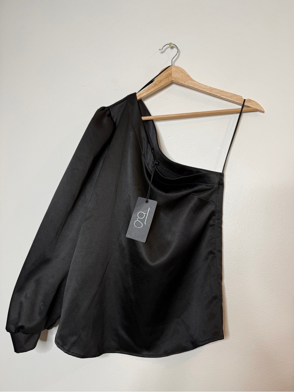 New GIBSONLOOK Puff Sleeve One Sleeve satin blouse in black size small